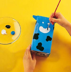 Etape intermédiaire atelier créatif "Boîte de lait vache" par Art Kids Company