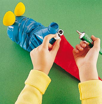 Etape créative de l'atelier enfant "Les Bouteilles clochards" par Art Kids Company