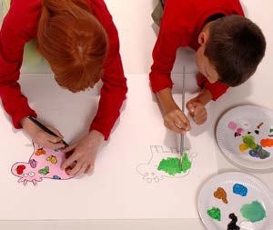 enfants en train de réaliser l'atelier Cow Parade Art Kids Company